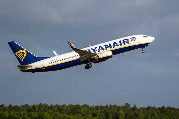Пассажирский самолет Ryanair Boeing 737 вылетает из аэропорта Эйндховена. Нидерланды - 22 июня 2018 г.