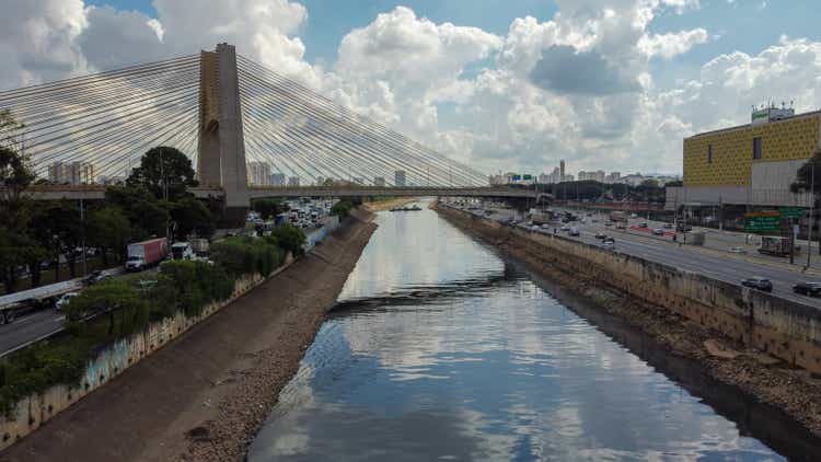 вид с воздуха на вантовый мост на реке Тиете