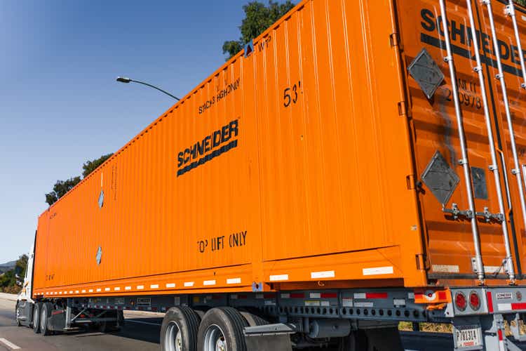 Грузовик Schneider едет по автостраде