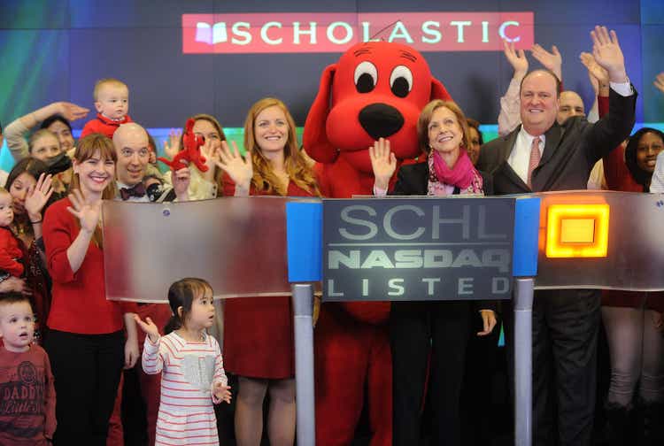 Scholastic Corporation и «Большой красный пес Клиффорд» звонят в колокол закрытия NASDAQ