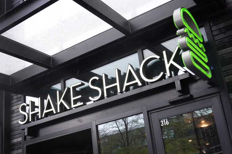 Shake Shack сообщает о квартальной прибыли, превзошедшей ожидания, но компания ухудшает прогнозы