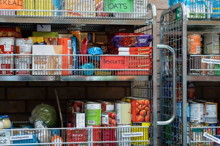 Нескоропортящиеся продукты в продовольственном банке