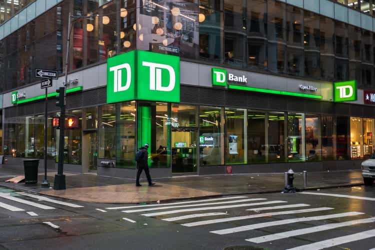 18 апреля 2018 г. – Нью-Йорк, штат Нью-Йорк.  Внешний вид банка TD Waterhouse в Нью-Йорке.