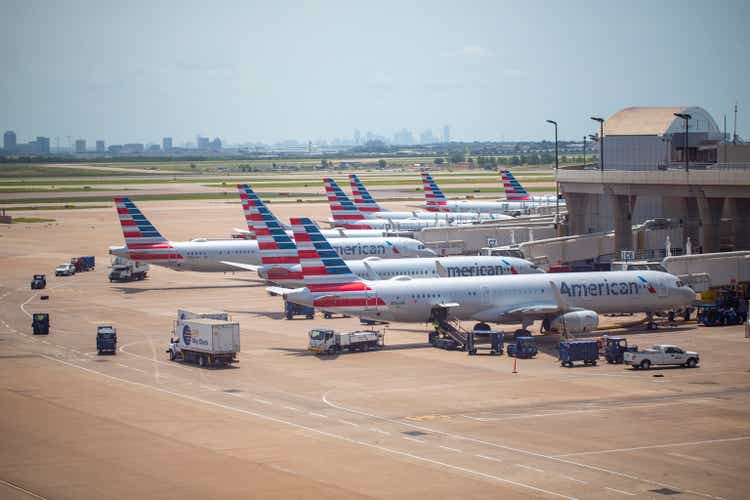 Группа самолетов American Airlines в аэропорту DFW