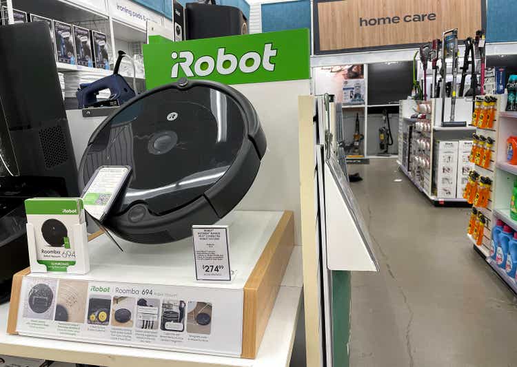 Amazon купит iRobot, производителя популярного пылесоса Roomba