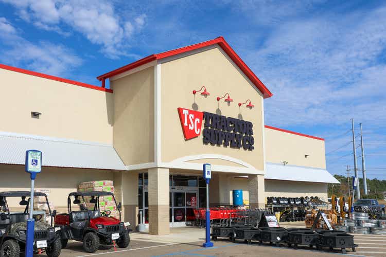 Tractor Supply Company — американская розничная сеть магазинов, которая продает товары для обустройства дома, сельского хозяйства, ухода за газонами и садами, ухода за скотом, лошадьми и домашними животными.