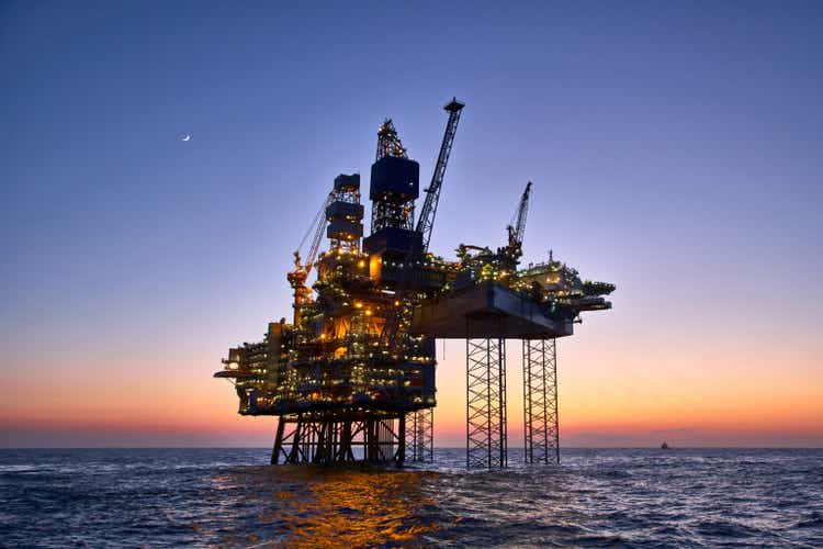 Морская нефтегазовая платформа на производственной площадке. Поднимите буровую установку для добычи сырой нефти в Северном море.