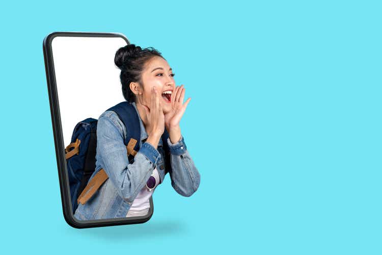 Всплывающее окно смартфона для рекламы. Азиатская женщина-путешественница кричит с открытым ртом с экрана мобильного телефона. Девушка ищет место для копирования для нынешних рекламных акций. Ценцепт цифрового маркетинга онлайн.