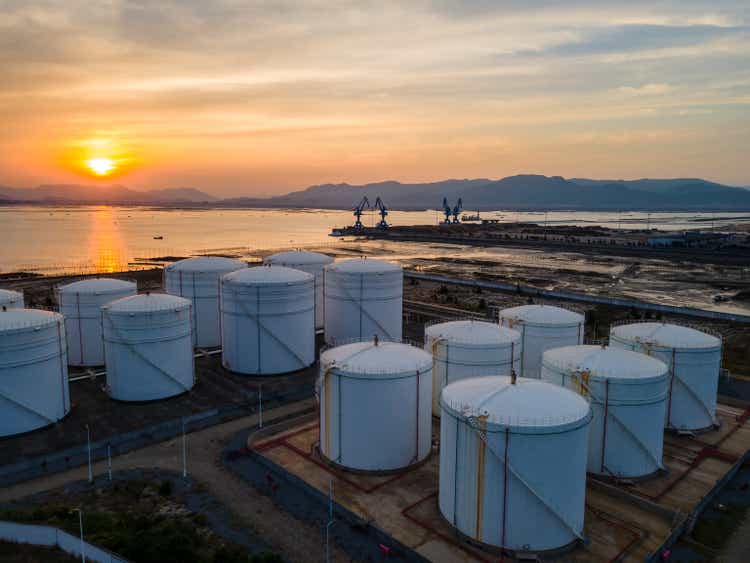 Вид с воздуха на прибрежный порт и нефтехранилище