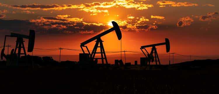 Нефтяные насосы на горизонте.