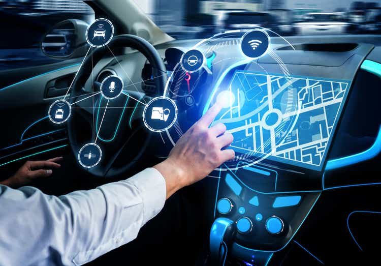 Салон беспилотного автомобиля с футуристической приборной панелью для автономной системы управления