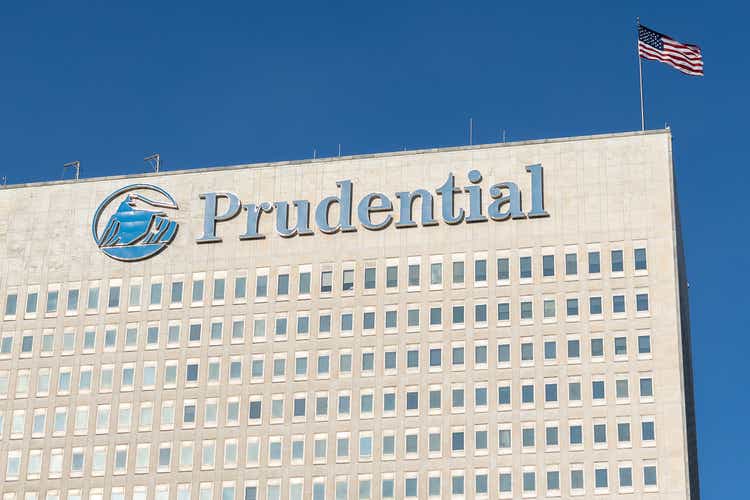 Вывеска Prudential и здание штаб-квартиры в Нью-Джерси.