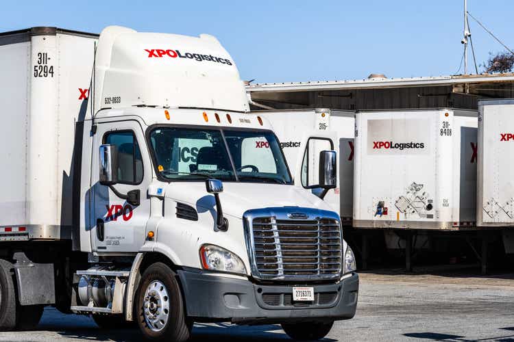 Грузовики в распределительном пункте XPO Logistics в Сан-Хосе, Калифорния.