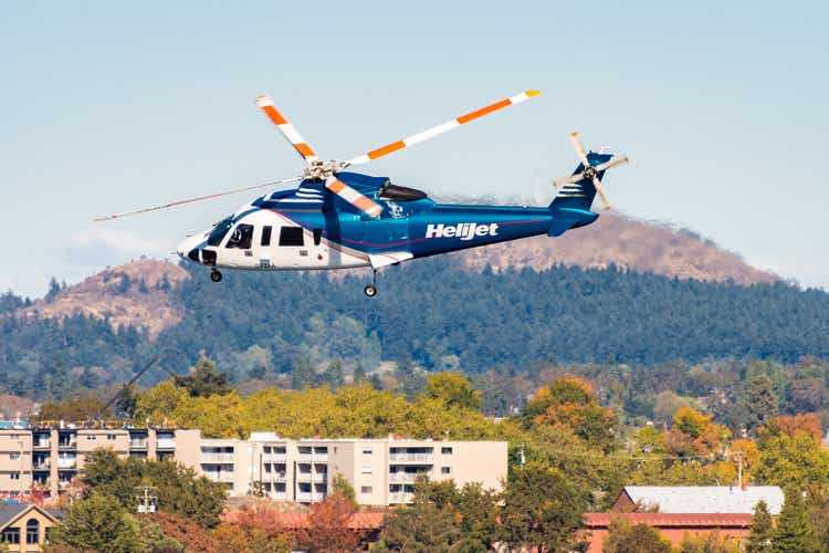 Вертолет HeliJet International (CFZAA - Sikorsky S76) в полете над центром города Виктория, Канада, Британская Колумбия