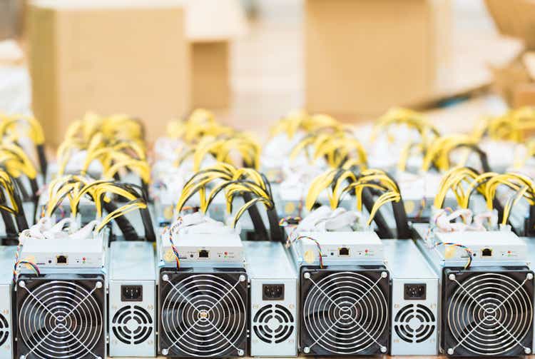 Ряды специализированных ASIC для фермы по добыче криптовалюты.  Установка для производства биткойнов, Ethereum и других альткойнов.