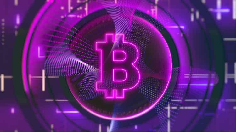 Символ криптовалюты Биткойн (BTC) в киберпространстве крипто-майнинга.  Блокчейн футуристические инвестиции абстрактная светящаяся размытая концепция пурпурного неонового 3D фона.
