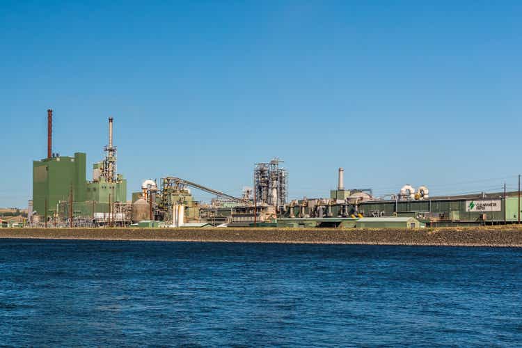 Крупный производитель бумаги Clearwater на берегу реки Клируотер.
