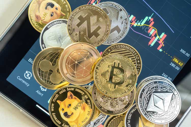 Криптовалюта в торговом приложении Binance, Bitcoin BTC с криптовалютой цифровой монеты altcoin, BNB, Ethereum, Dogecoin, Cardano, децентрализованный рынок финансовых технологий defi p2p