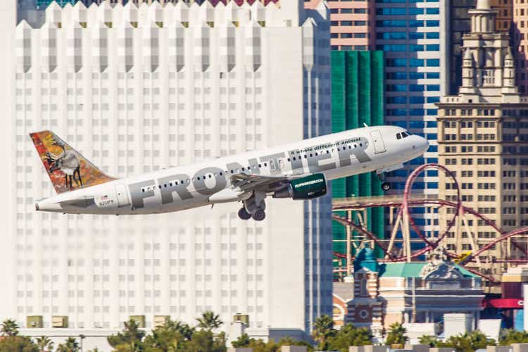 Airbus A320 Frontier Airlines вылетает из аэропорта Маккаран