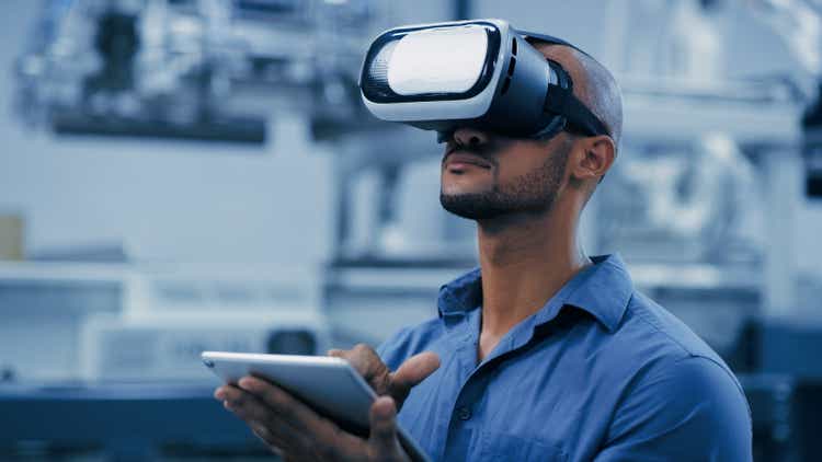 VR, очки и инженер на планшете для футуристических исследований, управления электроникой или разработки программного обеспечения.  Африканский человек или техник в области цифровой, виртуальной реальности и технологий в лаборатории робототехники