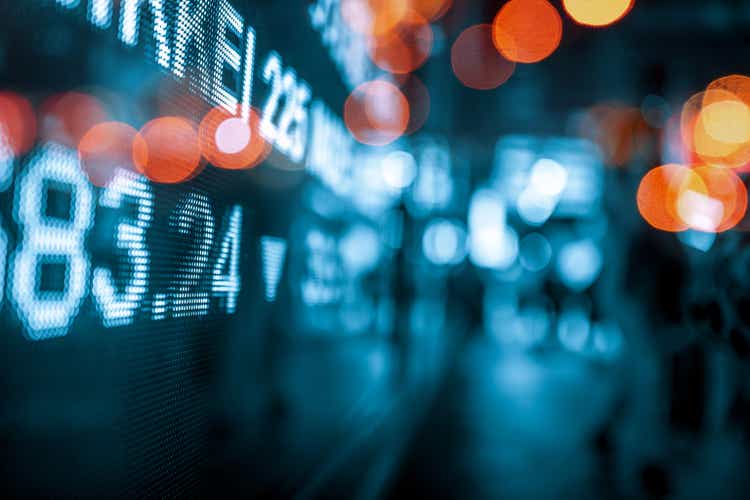 отображать информацию о фондовом рынке и графиках