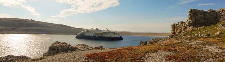 Lindblad NG Endurance в проливах Дельфин и Юнион