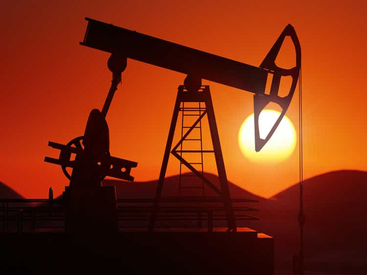 Силуэт нефтенасоса на фоне заката