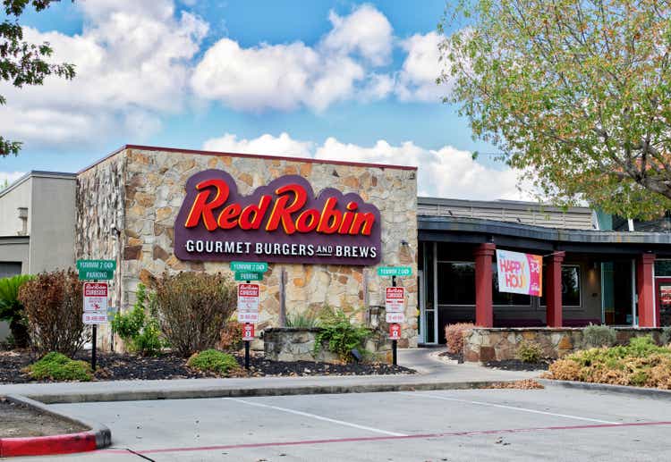 Внешний вид витрины здания Red Robin в Хьюстоне, Техас.