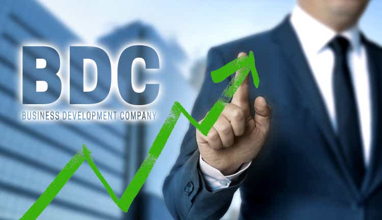 Концепция BDC показана бизнесменом.