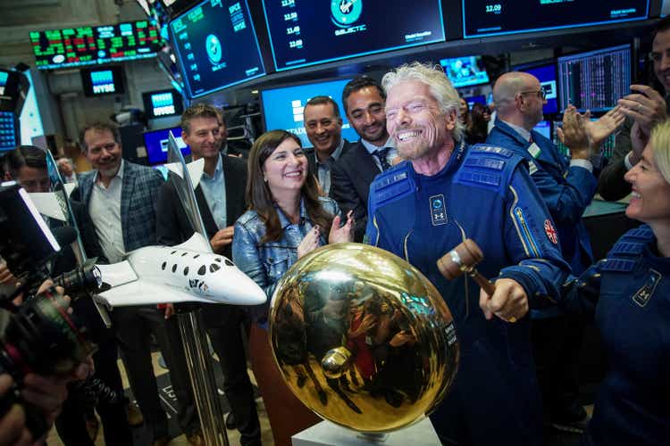 Сэр Ричард Брэнсон звонит в колокол открытия, когда Virgin Galactic Holdings присоединяется к NYSE
