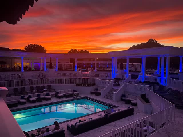 Закат на курорте The Grand Resort в Уоррене, штат Огайо