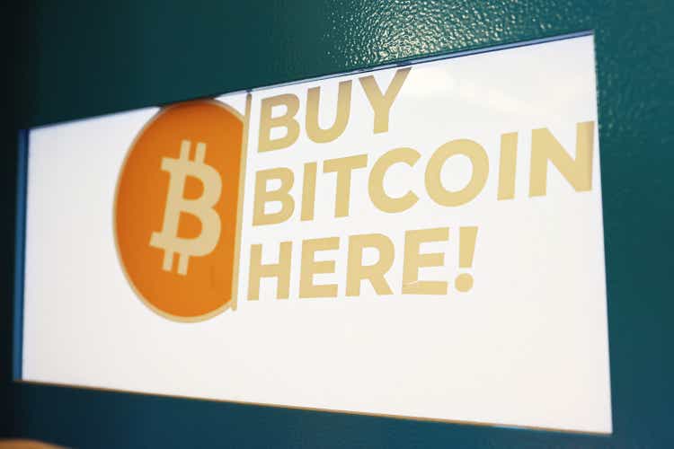 Биткойн продолжает снижаться в течение года