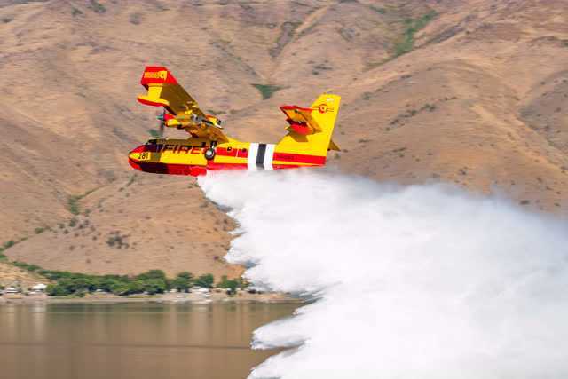 На этом изображении изображен противопожарный самолет Super Scooper.