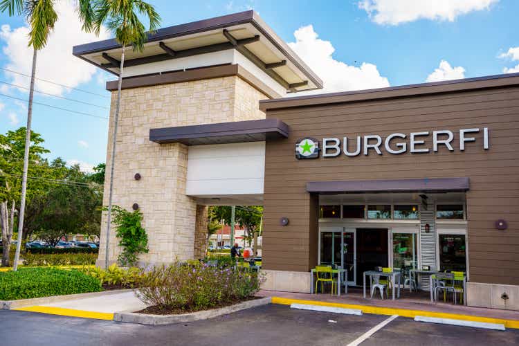 Фото магазинов и ресторанов в торговом центре Tower Shops под открытым небом Davie Florida burgerfi