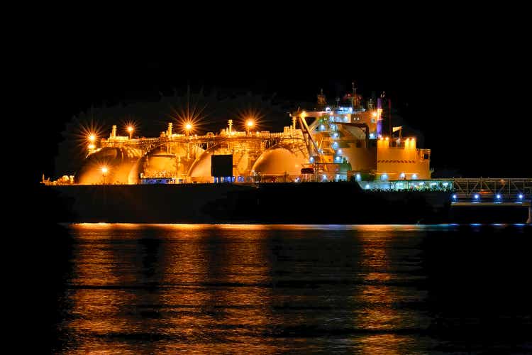 Танкер СПГ в порту ночью.  Газовоз на терминале ГАЗ