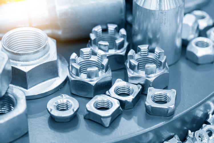Специальная гайка специального назначения в строительной отрасли светло-голубого цвета.