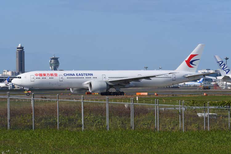 Пассажирский самолет Boeing B777-300ER (B-2022) China Eastern Airlines.