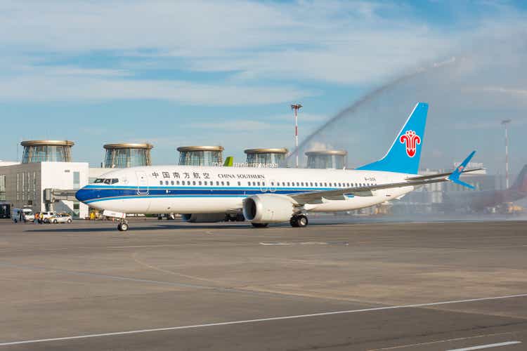 Боинг 737-8 макс Китай южный, Встреча с новым типом модели самолета, водной аркой.  аэропорт Пулково, Россия Санкт-Петербург.  02 июня 2018.
