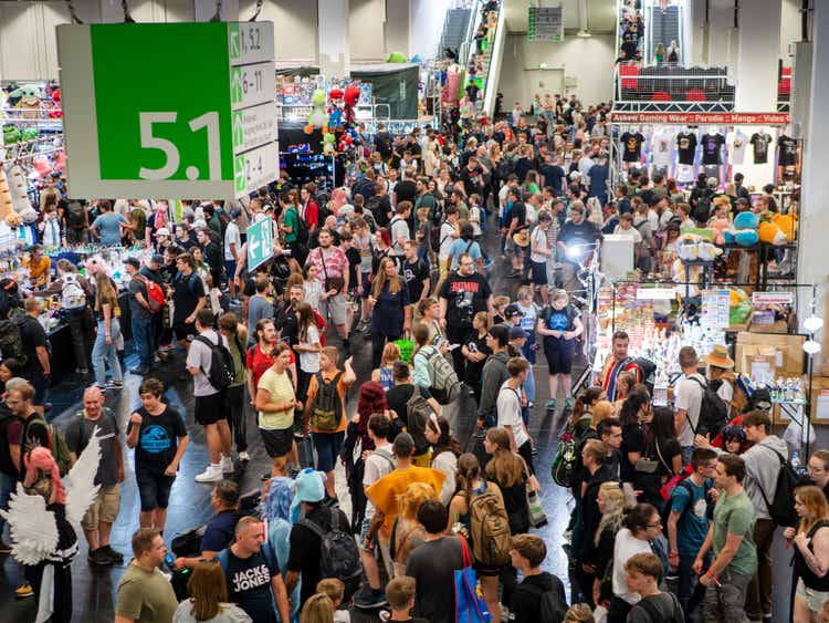 Толпы посетителей в зале 5.1 на Gamescom 2023 в Кельне