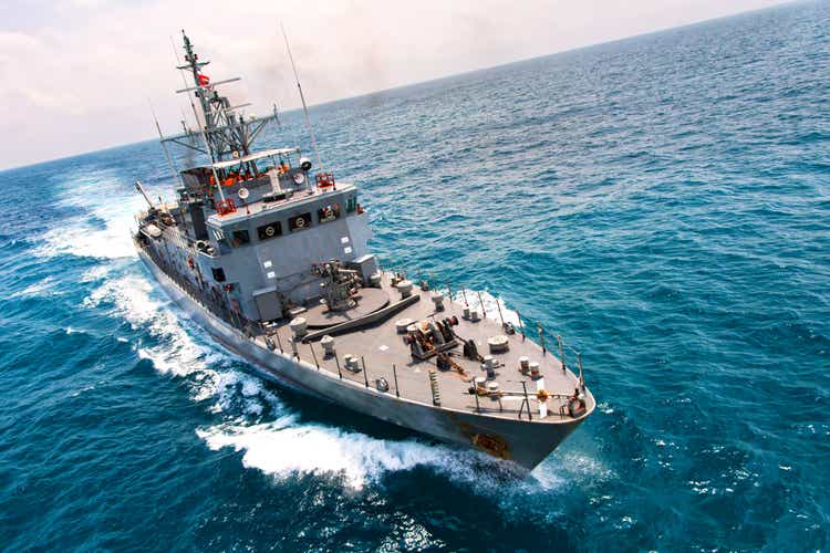 Серый современный военный корабль, плывущий в море