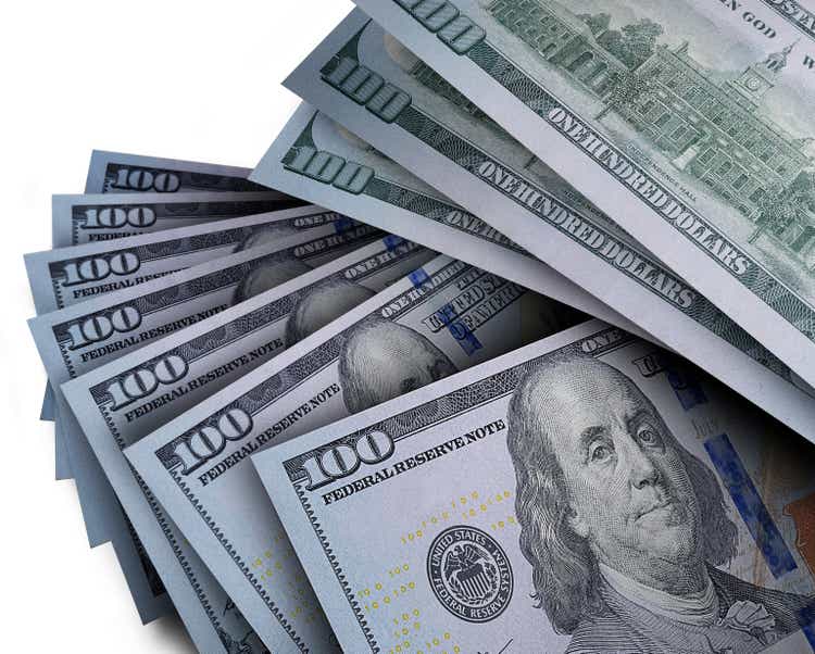 Смонтируйте 1000 долларов США банкнотами по 100 долларов США.