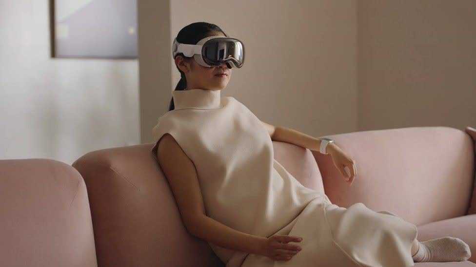 Vision Pro: редактор BBC тестирует гарнитуру Apple за 3499 долларов - BBC News