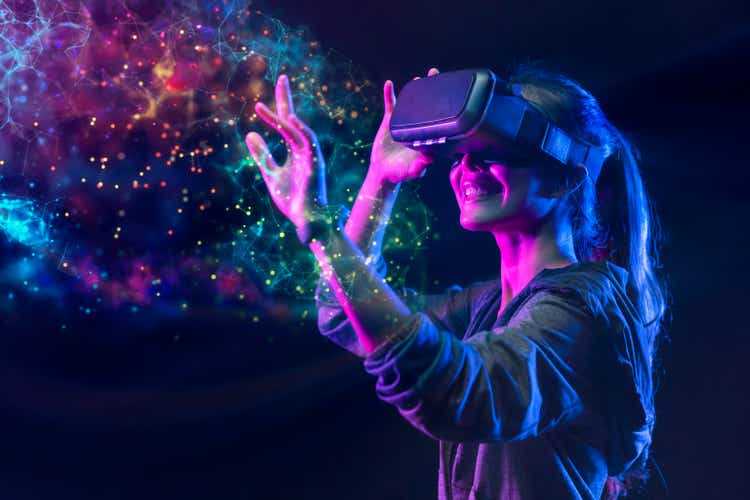 Люди с VR-травами играют в игру виртуальной реальности. Цифровые технологии будущего и 3D-моделирование виртуальной реальности современного футуристического образа жизни