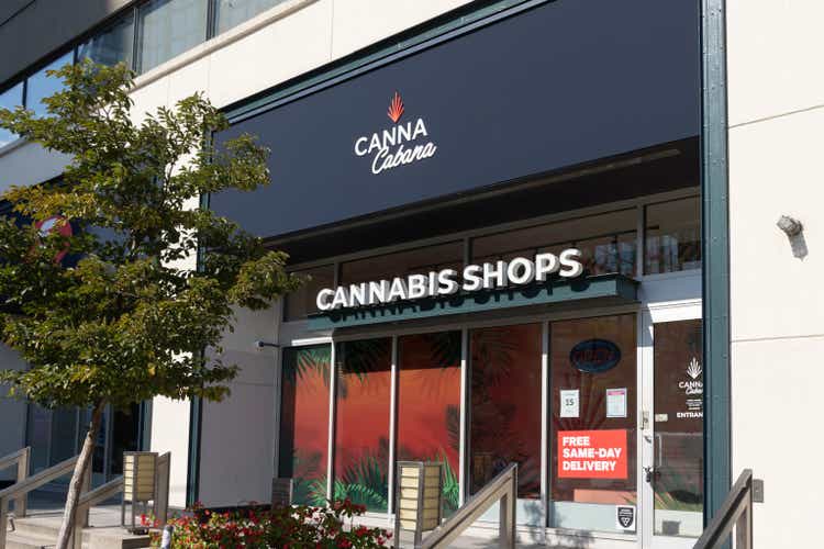 Магазин Canna Cabana Cannabis на Кинг-стрит в Торонто, Канада.
