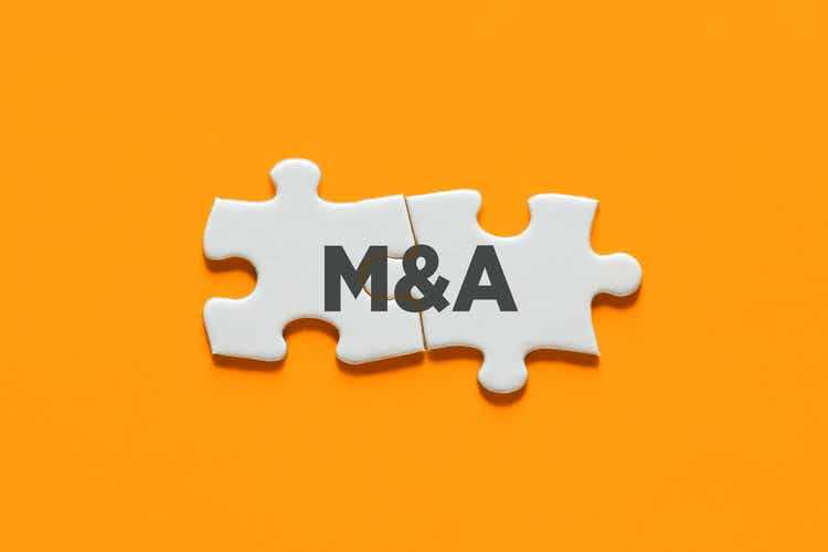 Соединенные части головоломки с аббревиатурой M&A.  Слияния и поглощения в бизнесе