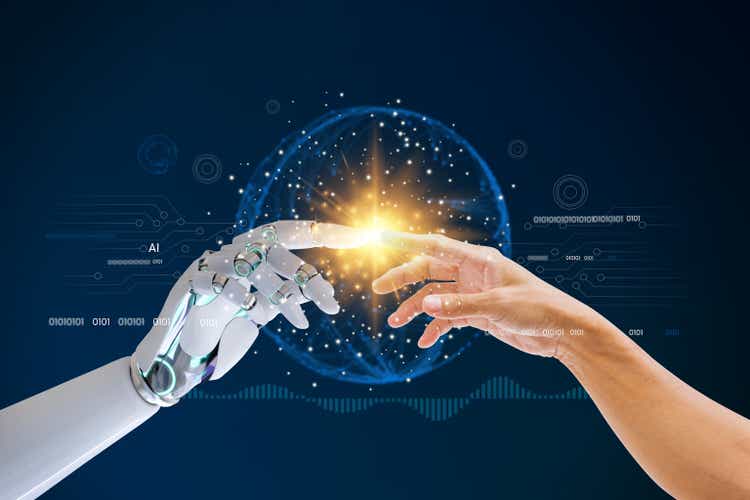 Палец робота с искусственным интеллектом AI контактирует с человеческой рукой