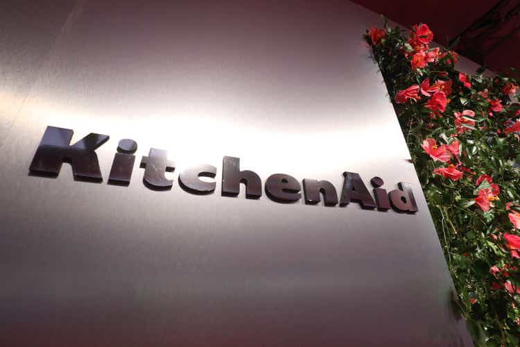 KitchenAid и Марта Дель Рио представляют коллекцию Hibiscus Color of the Year 2023 — Неделя моды в Нью-Йорке