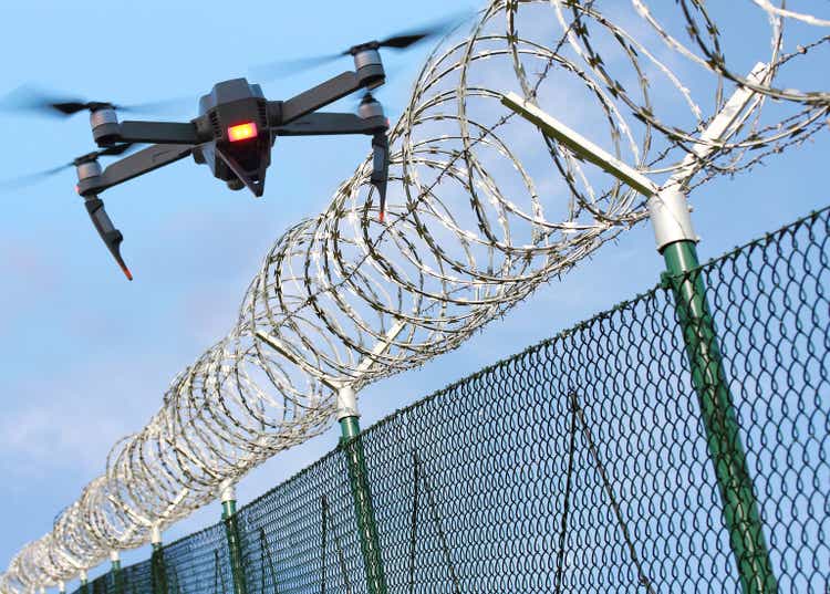 Дрон контролирует забор из колючей проволоки на государственной границе или запретной зоне.