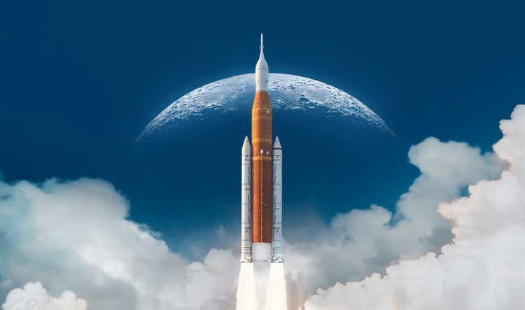 Космическая ракета SLS в небе с облаками.  Миссия на Луну.  Запуск космического корабля с Земли.  Космический корабль Орион.  Космическая программа «Артемида» по исследованию Солнечной системы.  Элементы этого изображения предоставлены НАСА.