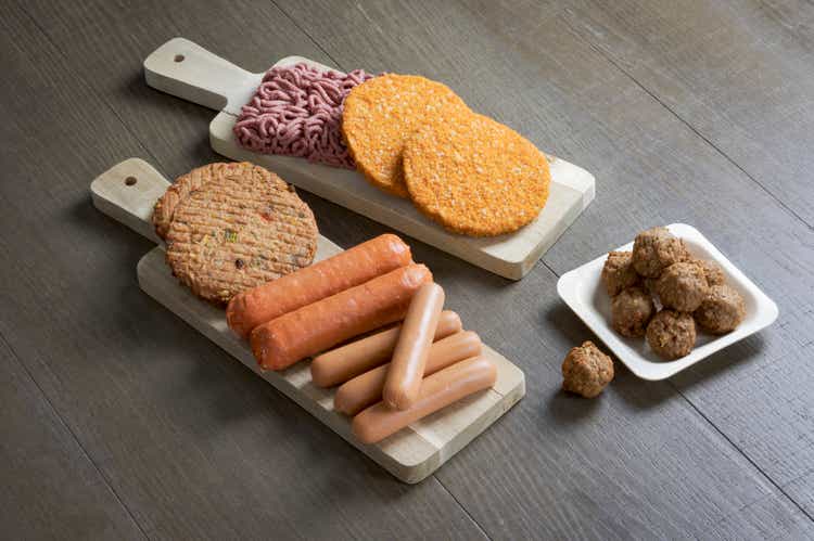Плоский набор вегетарианских мясных продуктов на растительной основе